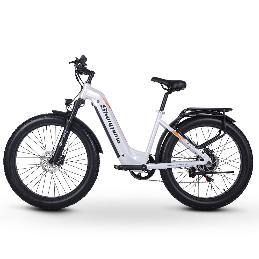 Weißes E-Bike mit schwarzen Reifen und Gepäckträger. Orangefarbene Akzente. Marke Shengmilo.