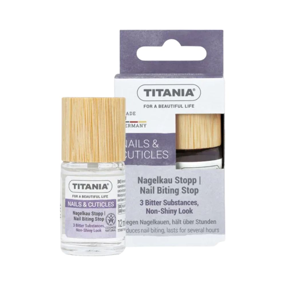 Nagelkau Stopp von Titania. Flasche mit Holzverschluss und Kartonverpackung. Beschriftung: Nails & Cuticles, Nagelkau Stopp, 3 Bitterstoffe, Non-Shiny Look.