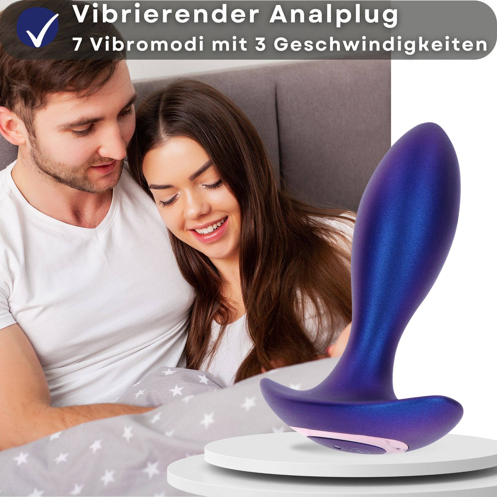Blauer Analplug. 7 Vibrationsmodi mit 3 Geschwindigkeiten. Hintergrund: Paar im Bett. Auf weißem Podest.