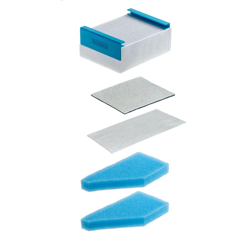 Filterelemente für Luftreiniger. Ein rechteckiger Filter, zwei Metallfilter und zwei blaue Schaumstofffilter. Aufschrift: THOMAS.