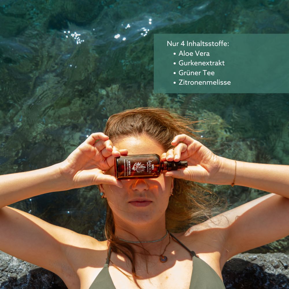 Frau hält eine braune Sprühflasche vor ihren Augen. Text: Nur 4 Inhaltsstoffe: Aloe Vera, Gurkenextrakt, Grüner Tee, Zitronenmelisse.