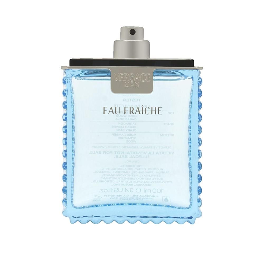 Hellblaues Parfümflakon mit silbernem Zerstäuber. Aufschrift "Versace Man Eau Fraiche". Eckiges Design mit blauen, perlenartigen Verzierungen.