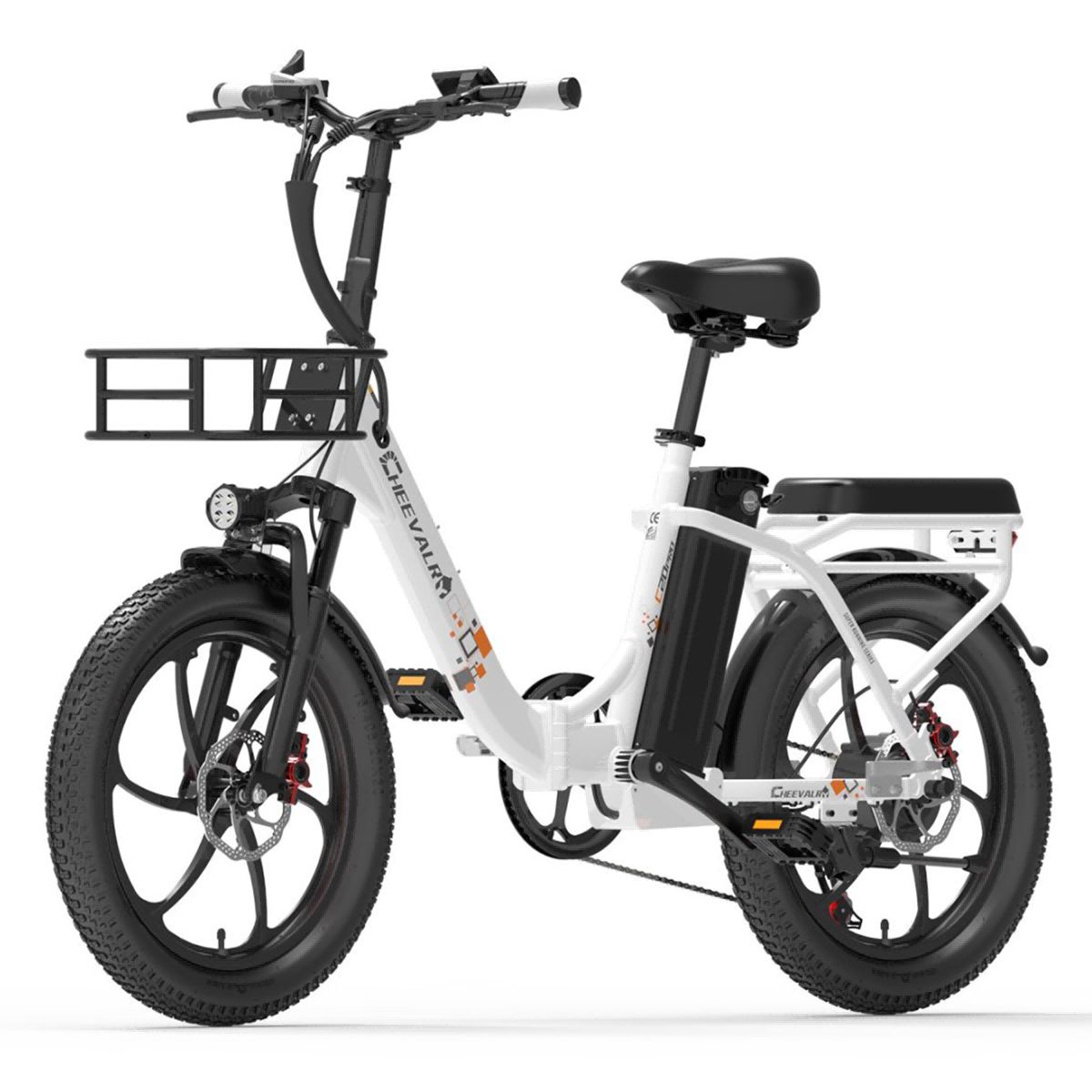 Weißes Elektrofahrrad mit schwarzem Korb, Reifen und Details. Gepäckträger, Sattel und Akku sind sichtbar. "Cheevalry"-Logo.