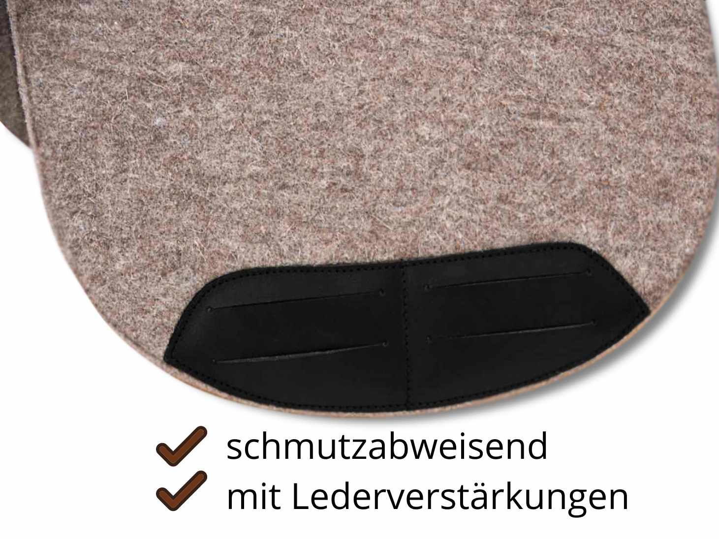 Braune Satteldecke mit schwarzem Lederbesatz. Text: schmutzabweisend mit Lederverstärkungen.