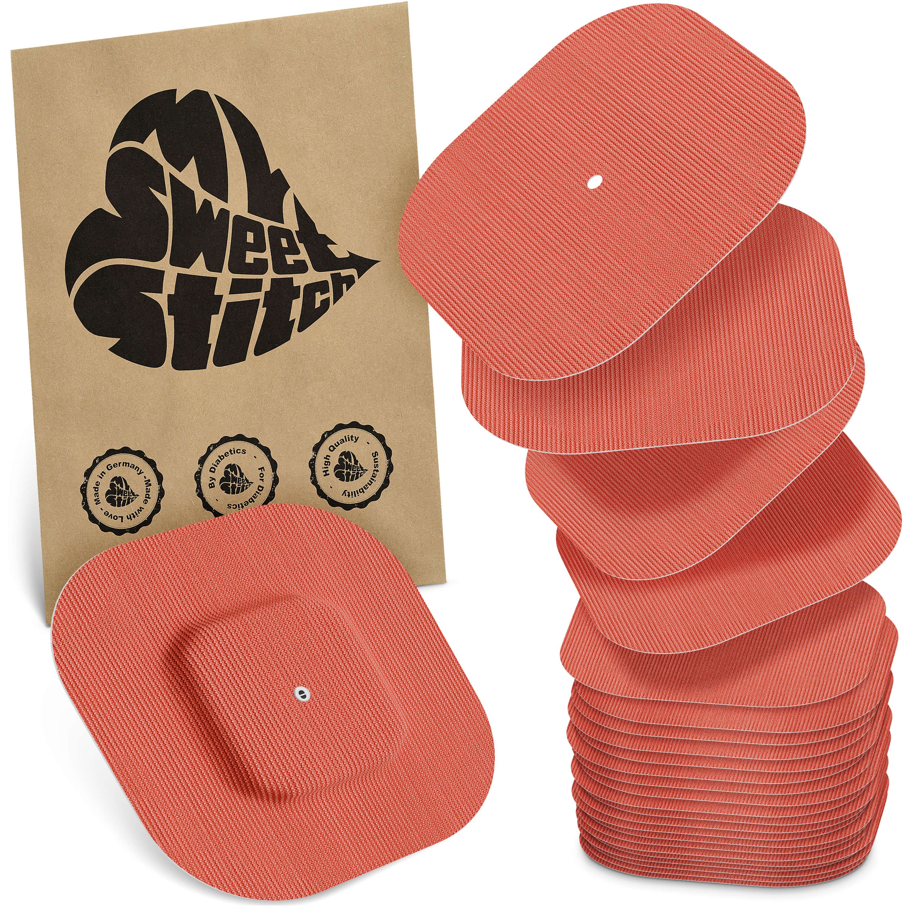 Beige Verpackung mit Logo. Stapel quadratischer, geriffelter Pflaster. Einige mit zentralem, kleinerem Quadrat. Siegel mit Text.