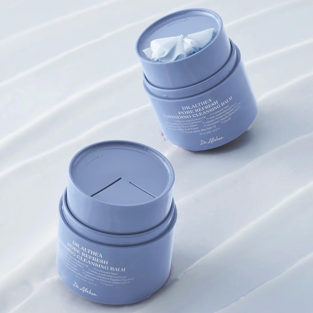 Zwei blaue zylindrische Behälter, einer geöffnet mit Tüchern. Aufschrift: DR.ALTHEA PORE REFRESH GRINDING CLEANSING BALM.