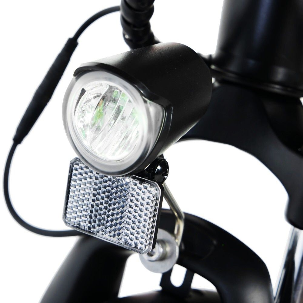 Nahaufnahme des Scheinwerfers und Reflektors eines schwarzen Elektrofahrrads.