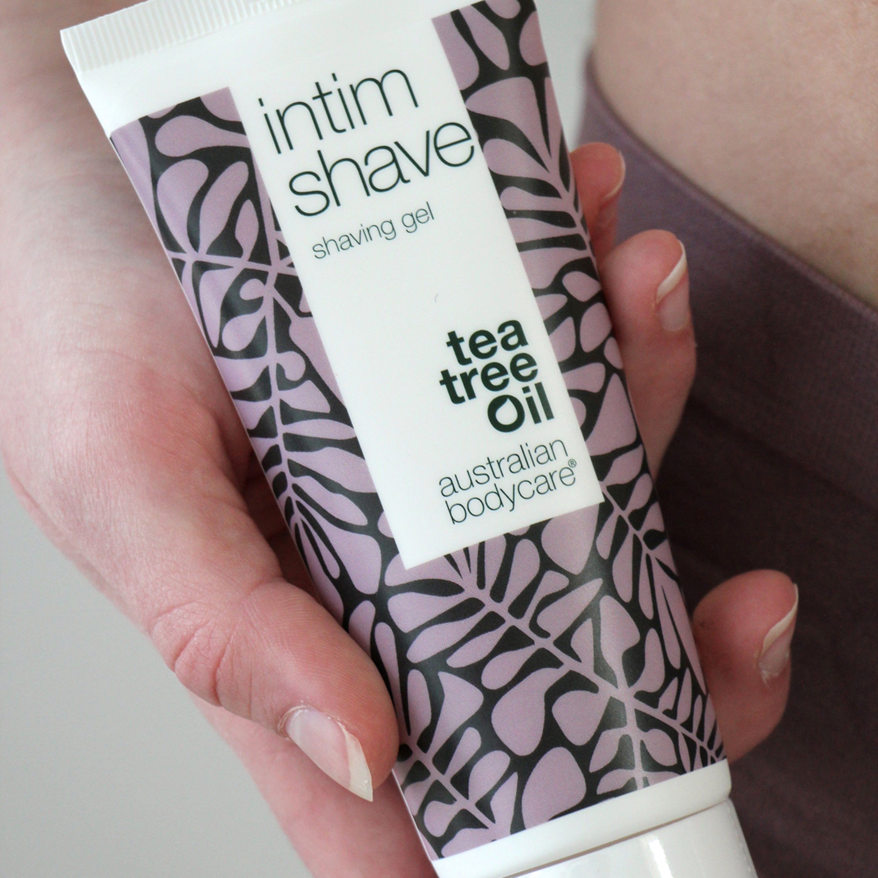 Person hält Tube Rasiergel. Aufschrift: Intim Shave, shaving gel, Tea Tree Oil, Australian Bodycare.