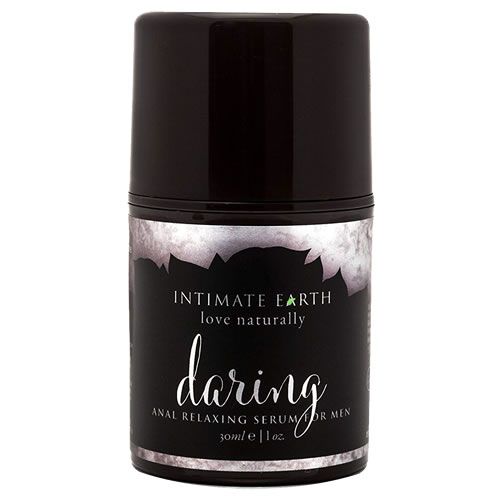 Zylindrische Flasche mit schwarzem Deckel. Etikett mit Text: Intimate Earth, daring, Anal Relaxing Serum for Men. Silberne Akzente.