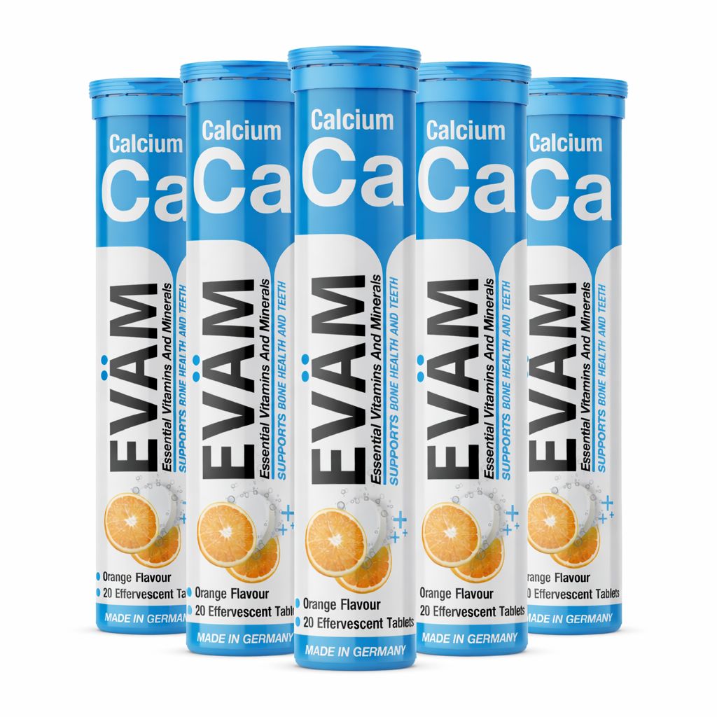 Fünf Tuben EVÄM Calcium. Blaue und weiße Verpackung. Enthält 20 Brausetabletten mit Orangengeschmack. Unterstützt Knochen- und Zahngesundheit.