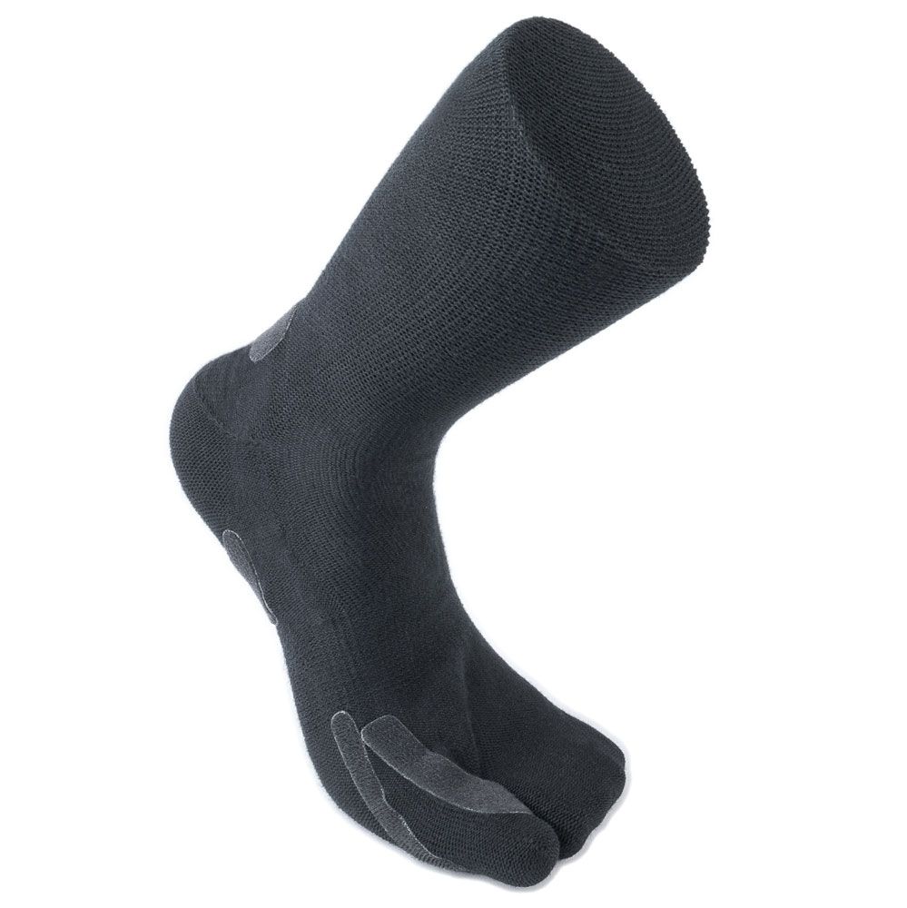 Schwarze Socke mit geteiltem Zehenbereich und transparenten Verstärkungen. Knöchelhoch, auf weißem Hintergrund.
