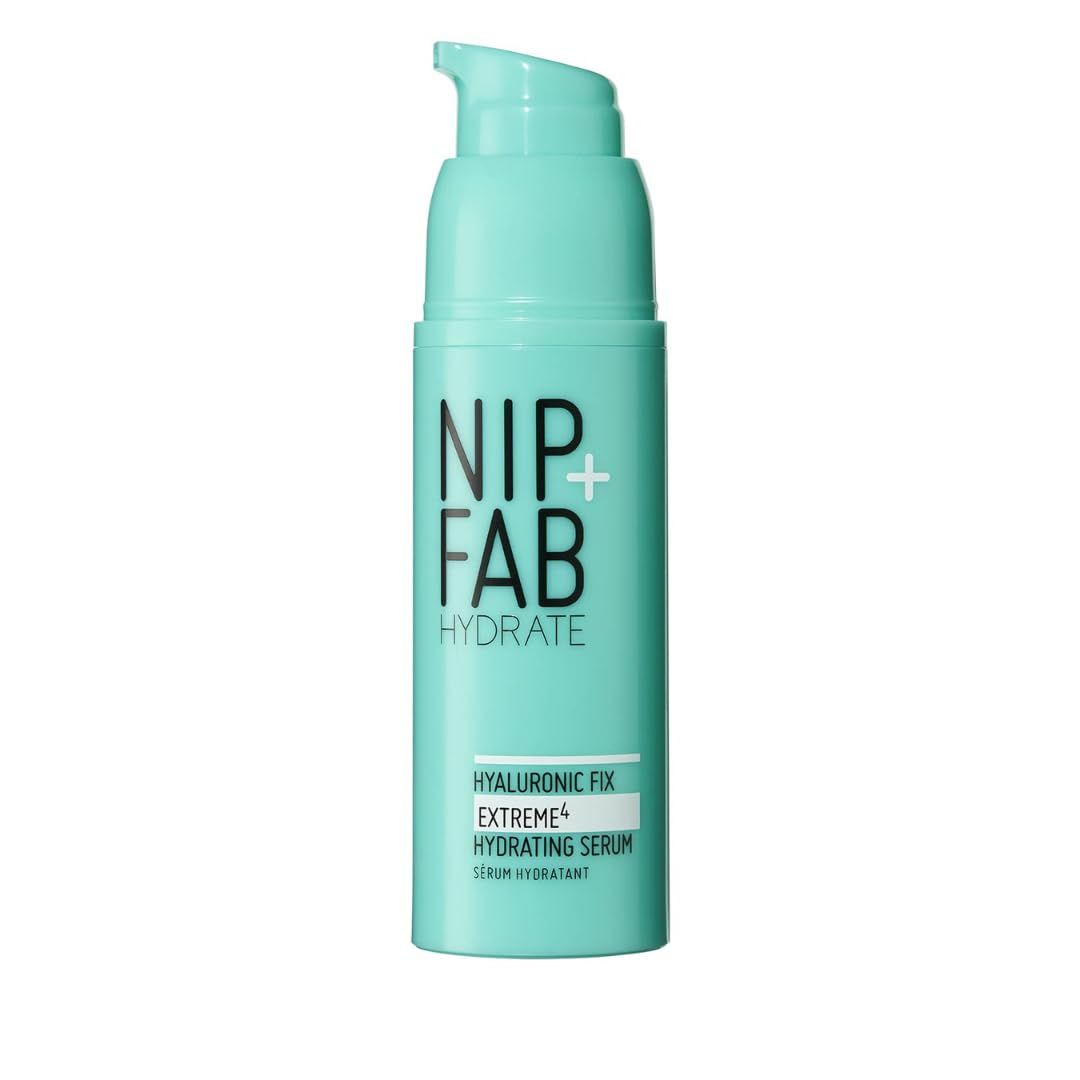 Türkisgrüne Flasche mit Pumpe. Aufschrift: NIP+FAB HYDRATE, HYALURONIC FIX EXTREME4 HYDRATING SERUM.