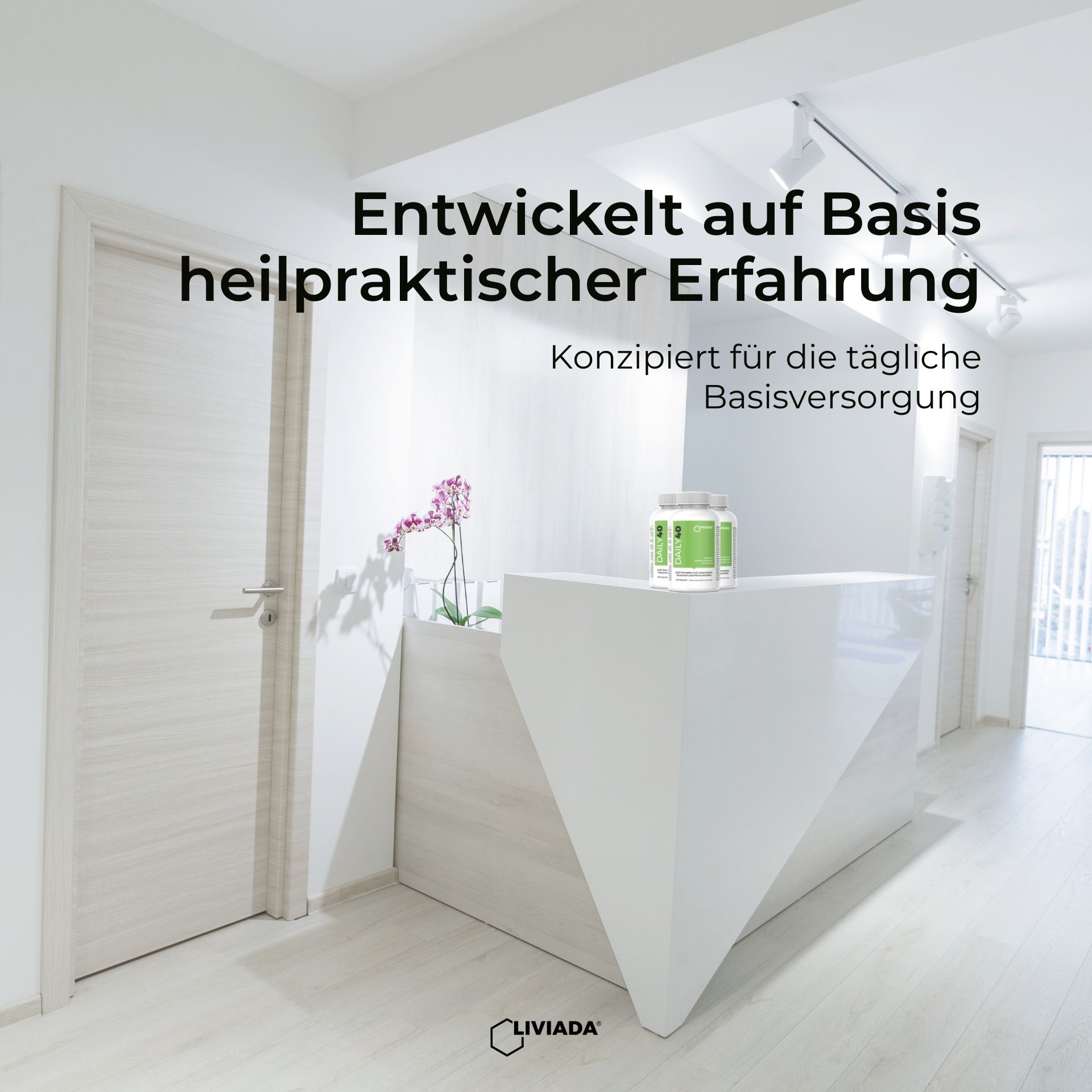 Weißer Empfangsbereich mit LIVIADA DAILY40 Flasche. Text: Entwickelt auf Basis heilpraktischer Erfahrung.