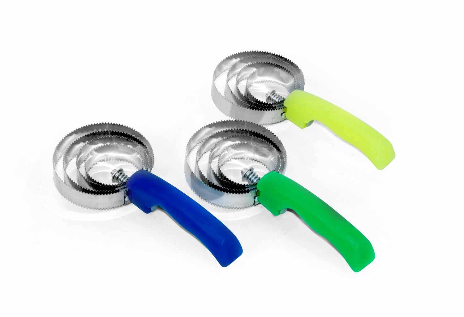 Drei Metallstriegel mit farbigen Griffen: grün, blau und gelb. Die Striegel sind auf weißem Hintergrund.