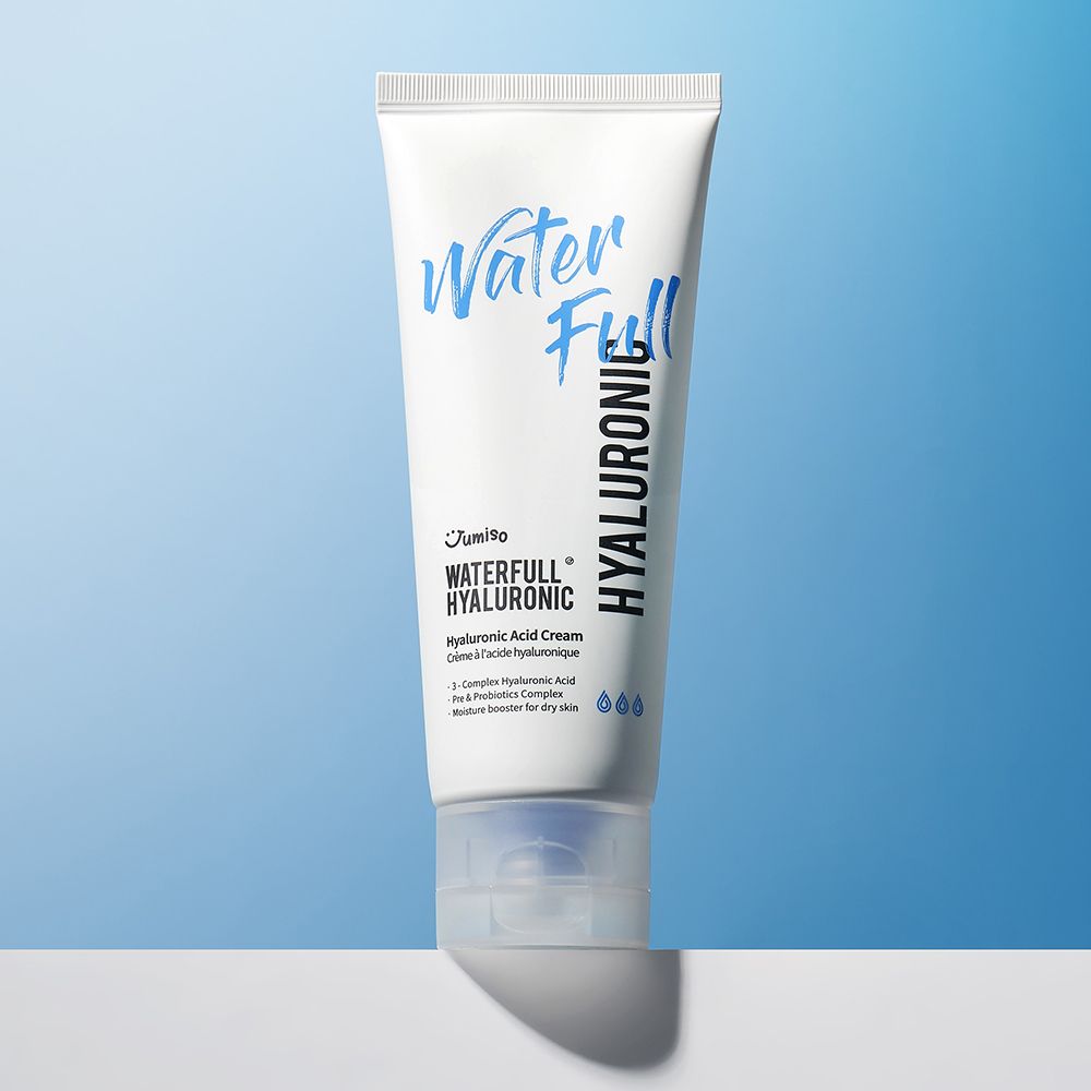 Weiße Tube mit blauem Schriftzug "Water Full Hyaluronic" auf blauem Hintergrund. Schattenwurf.