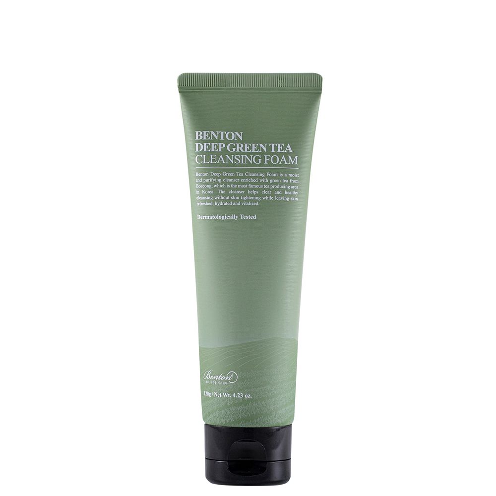 Grüne Tube mit Benton Deep Green Tea Cleansing Foam. Enthält Text und einen schwarzen Klappdeckel.