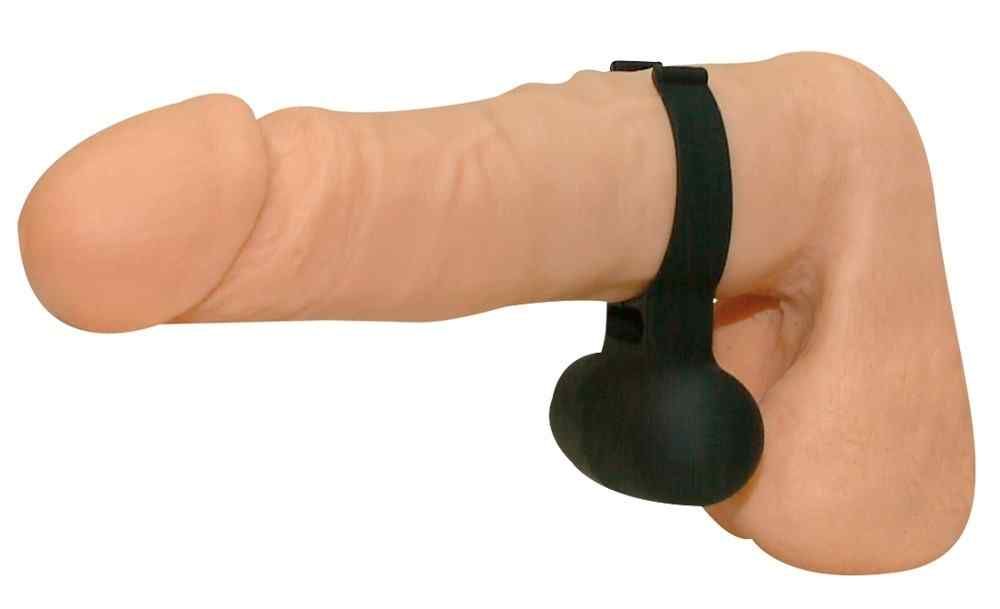 Penis mit schwarzem Penisring. Der Ring ist am Schaft befestigt und hat eine runde Basis.