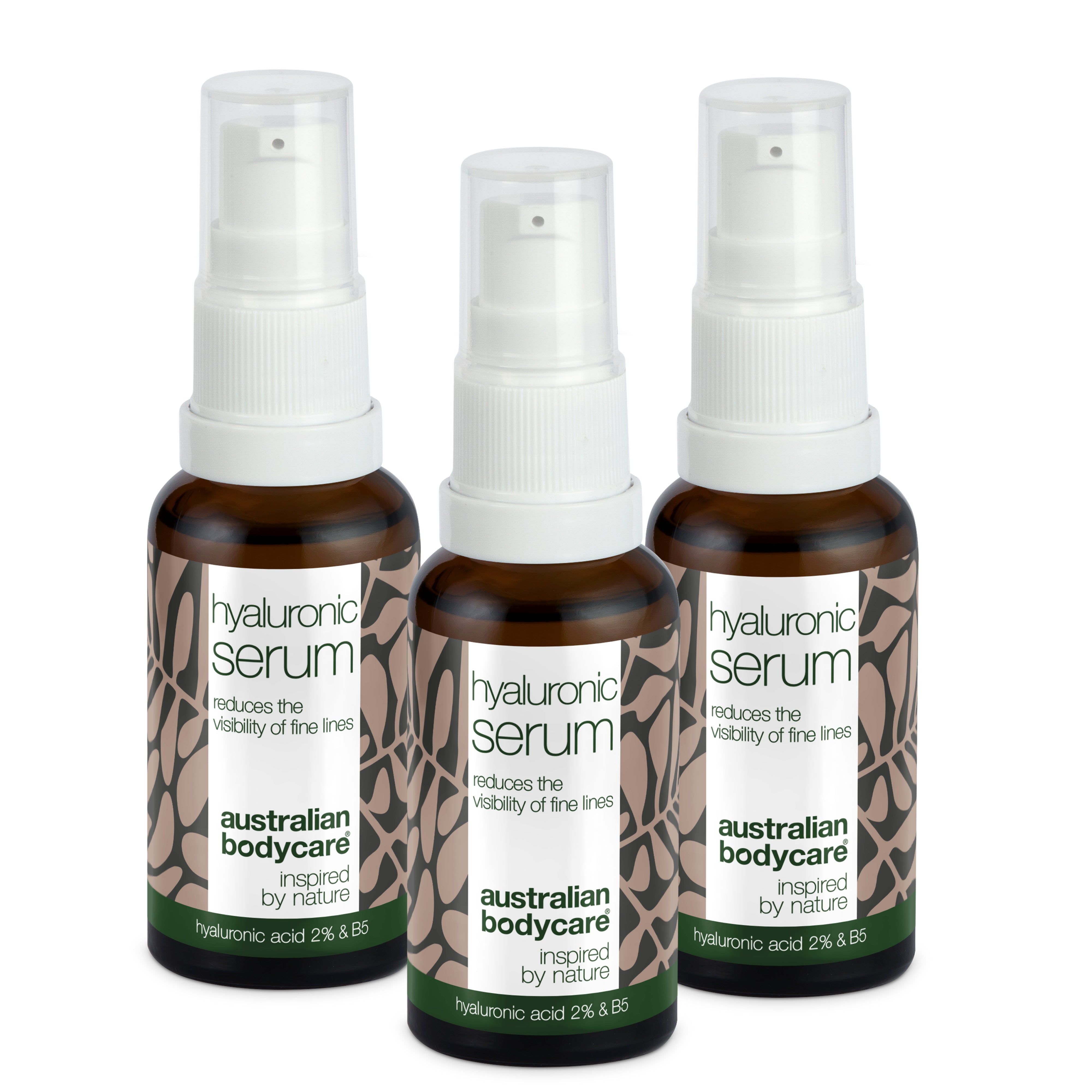 Drei Flaschen Serum mit weißem Zerstäuber. Aufschrift: Hyaluronic Serum, Australian Bodycare.