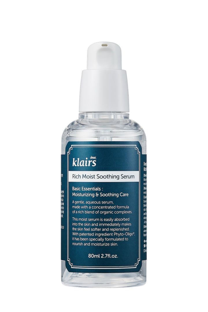 Klairs Rich Moist Soothing Serum. Transparente Flasche mit weißem Pumpkopf. Blaues Etikett mit Text. 80ml 2.7 fl.oz.