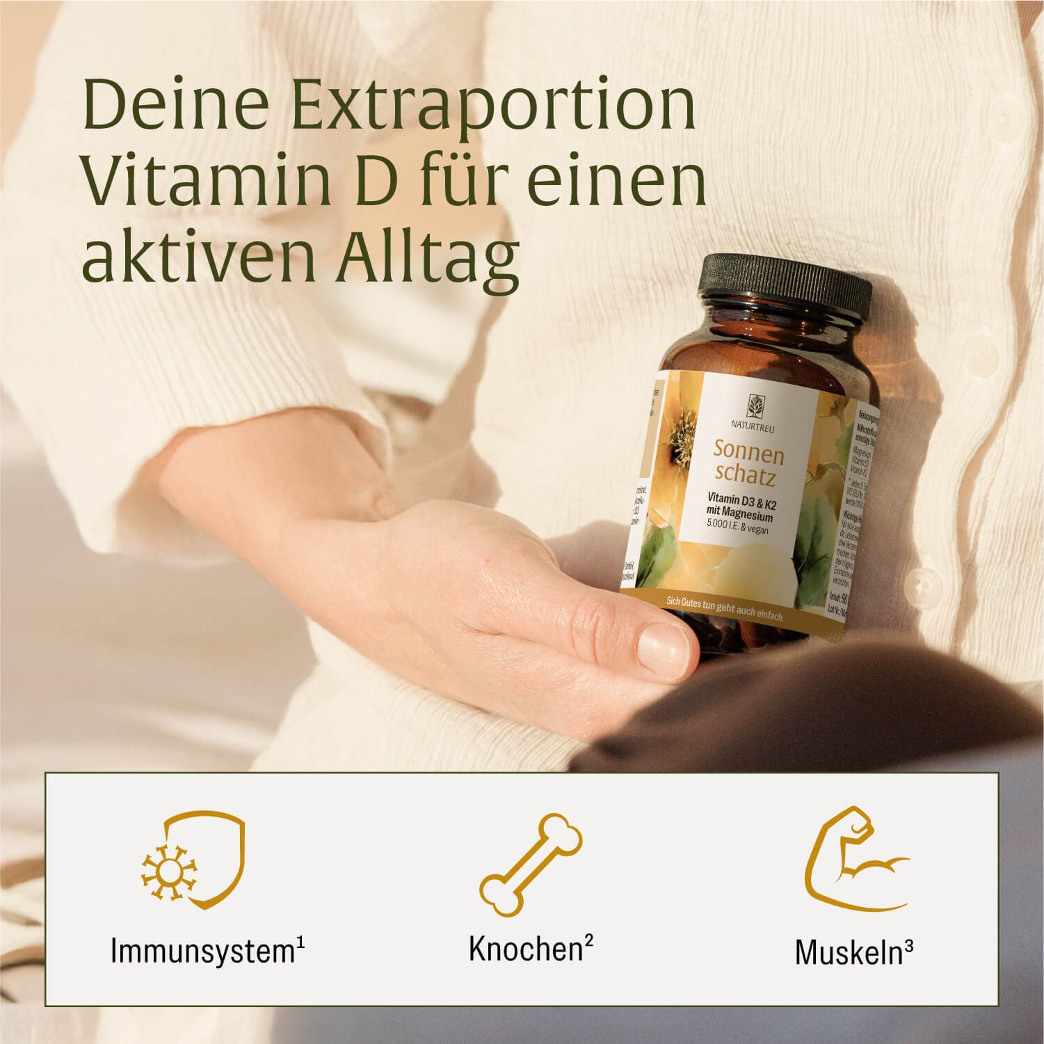 Hände halten eine braune Flasche. Aufschrift: Sonnenschatz Vitamin D3 & K2 mit Magnesium. Icons für Immunsystem, Knochen und Muskeln.