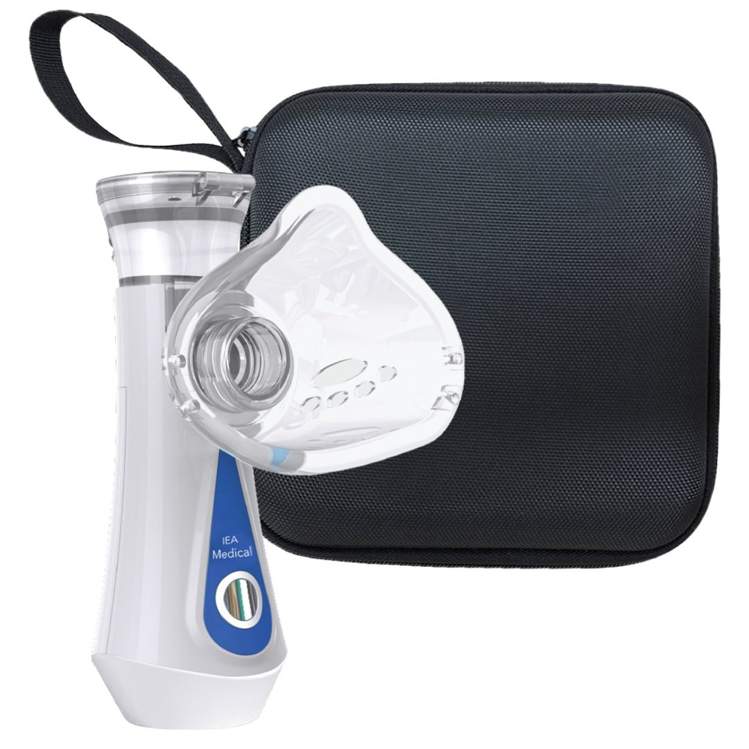 Inhalationsgerät mit Maske und schwarzer Tragetasche. Gerät weiß-blau, Maske transparent. Tasche rechteckig, mit Trageschlaufe.