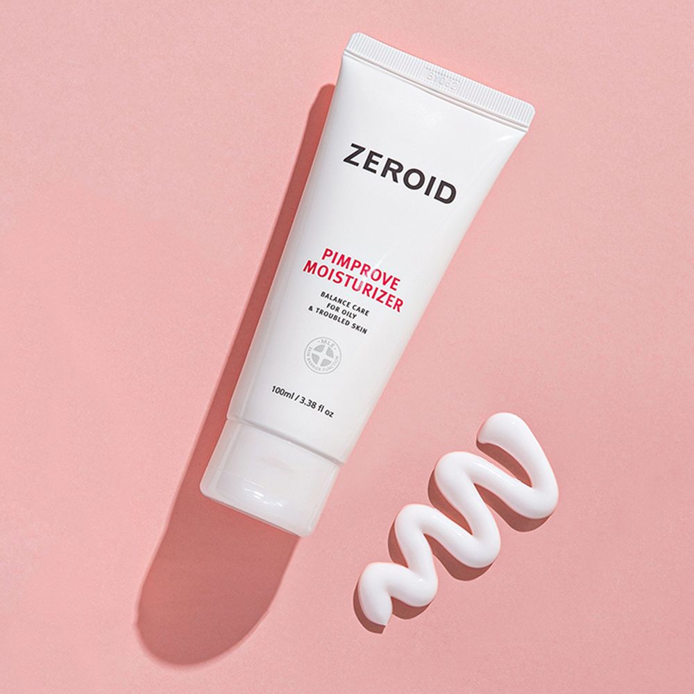 Weiße Tube ZEROID Pimprove Moisturizer auf rosa Hintergrund. Daneben ein Klecks Creme. Text: Balance Care for Oily & Troubled Skin.