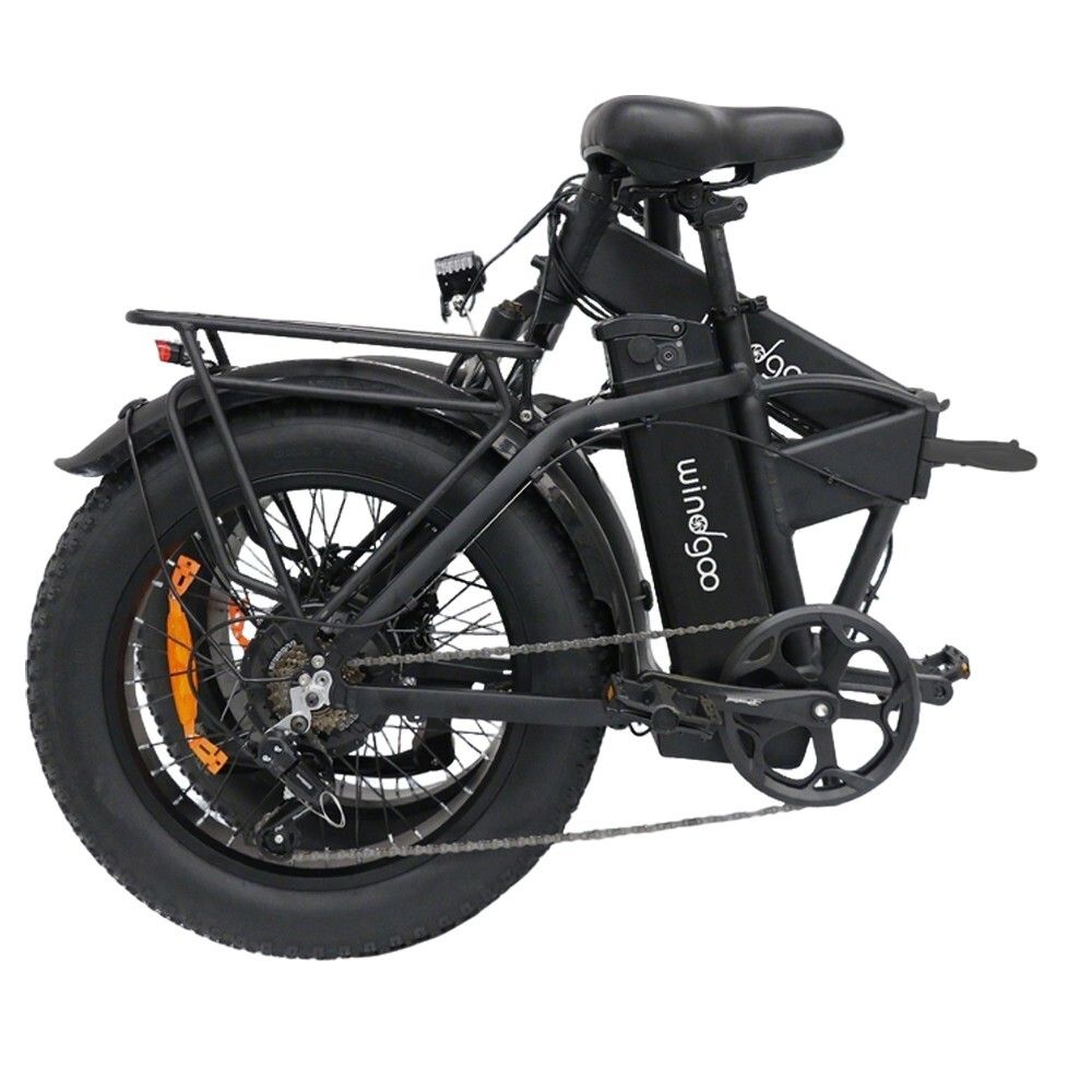 Gefaltetes schwarzes Elektrofahrrad mit breiten Reifen. Marke "windgoo" auf dem Akku sichtbar.