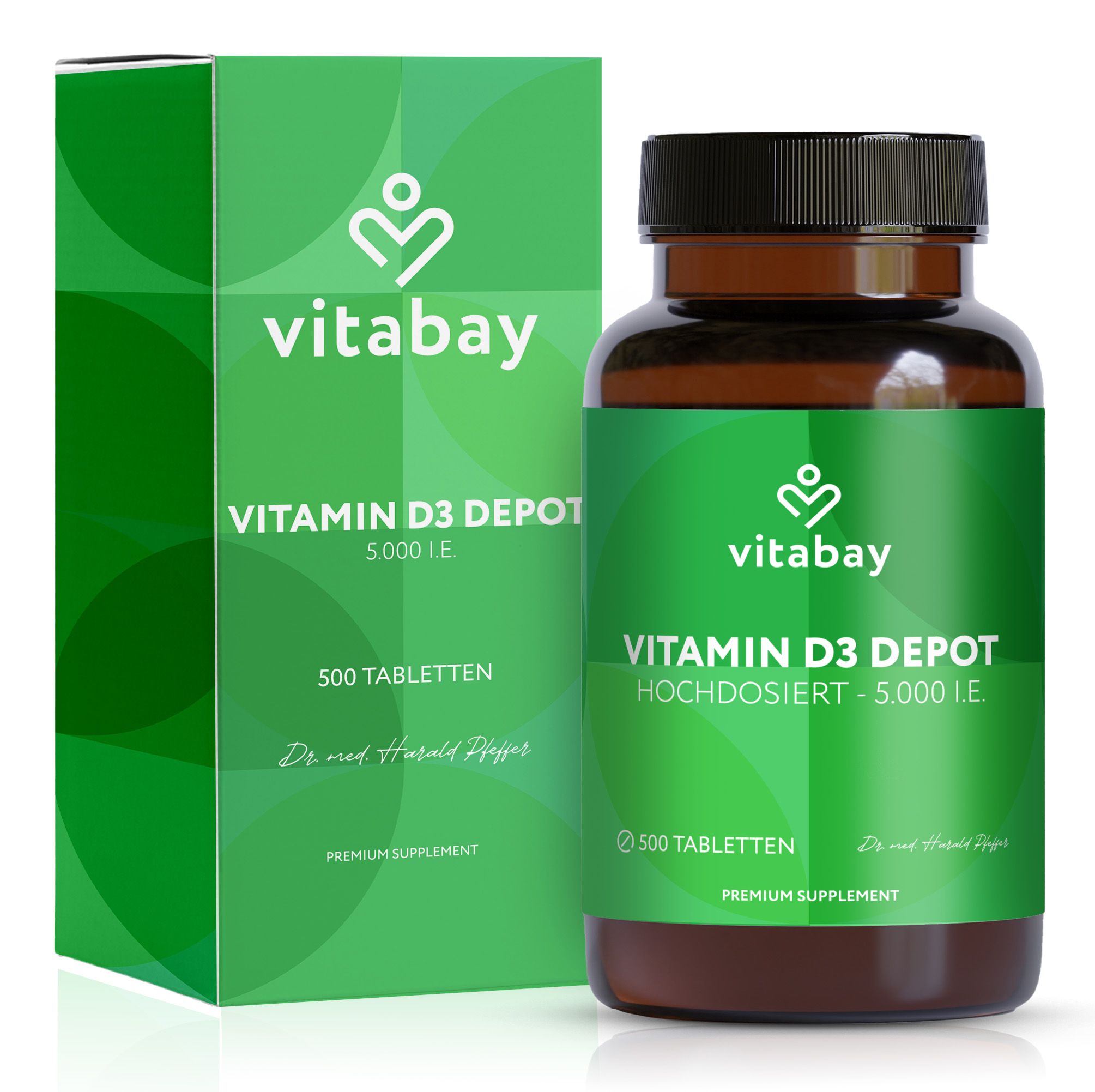 Grüne Verpackung und braune Flasche mit "Vitabay Vitamin D3 Depot". Text: 500 Tabletten. Premium Supplement.