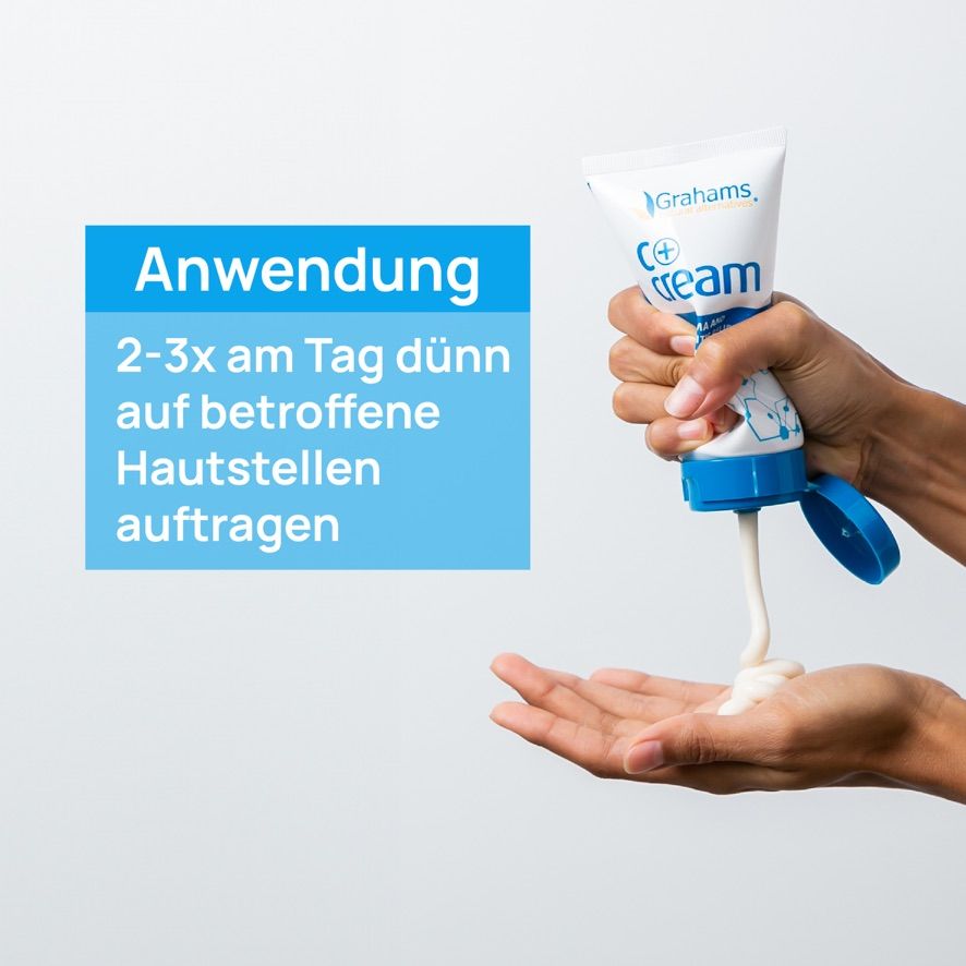 Hand drückt Grahams C+ Creme aus Tube. Text: Anwendung: 2-3x täglich auf betroffene Hautstellen auftragen. Hintergrund: weiß.
