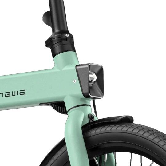 Hellgrüner Fahrradrahmen mit Scheinwerfer und schwarzem Reifen. ENGWE-Schriftzug sichtbar.