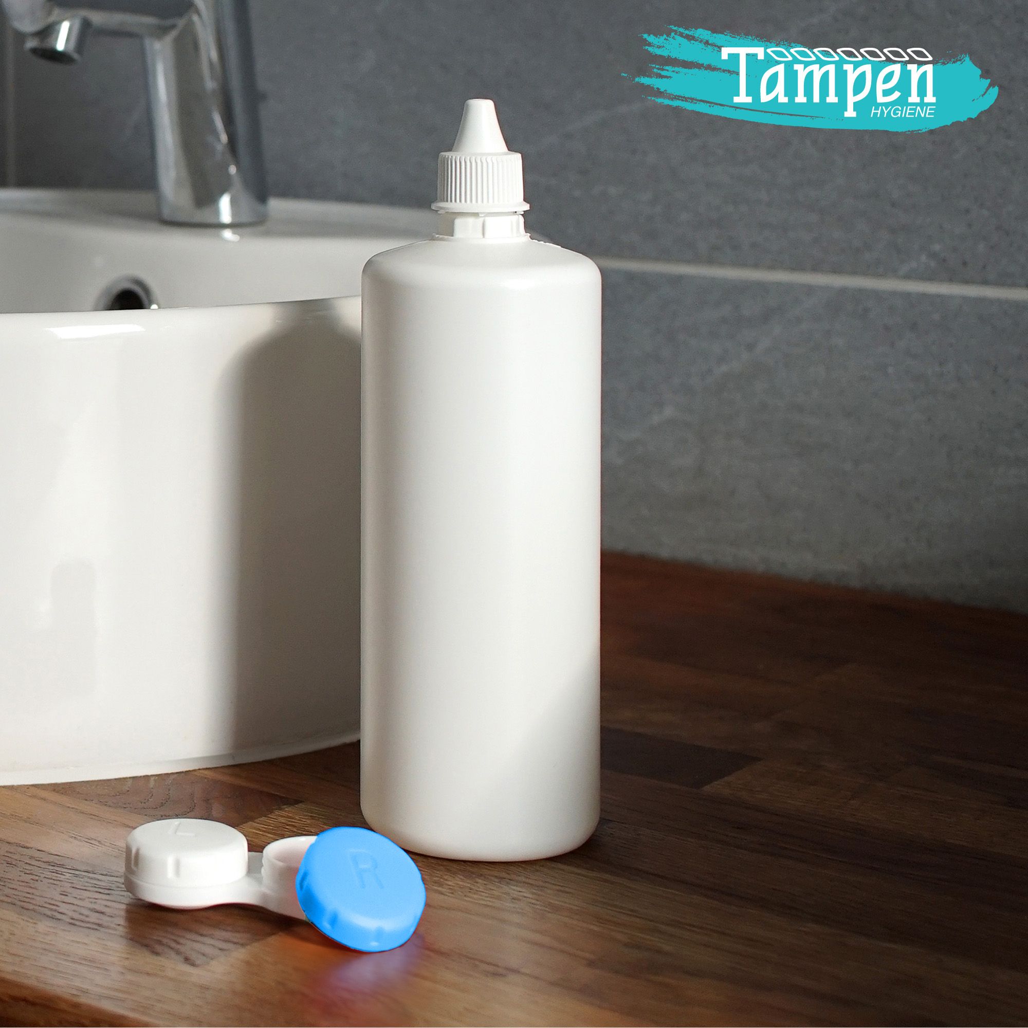 Weiße Flasche mit Kontaktlinsenbehälter. Auf dem Behälter ist ein blauer Deckel zu sehen. Logo: Tampen Hygiene.