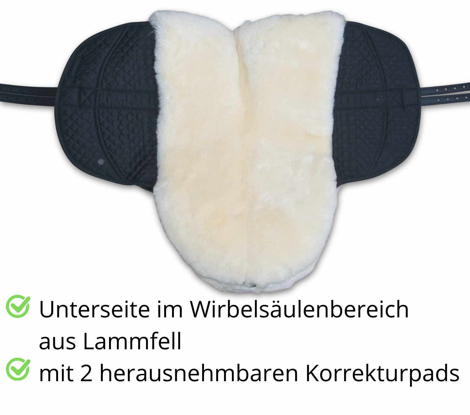 Baumloser Sattel mit Lammfellauflage. Schwarze Unterseite. Text: Unterseite aus Lammfell, 2 herausnehmbare Korrekturpads.