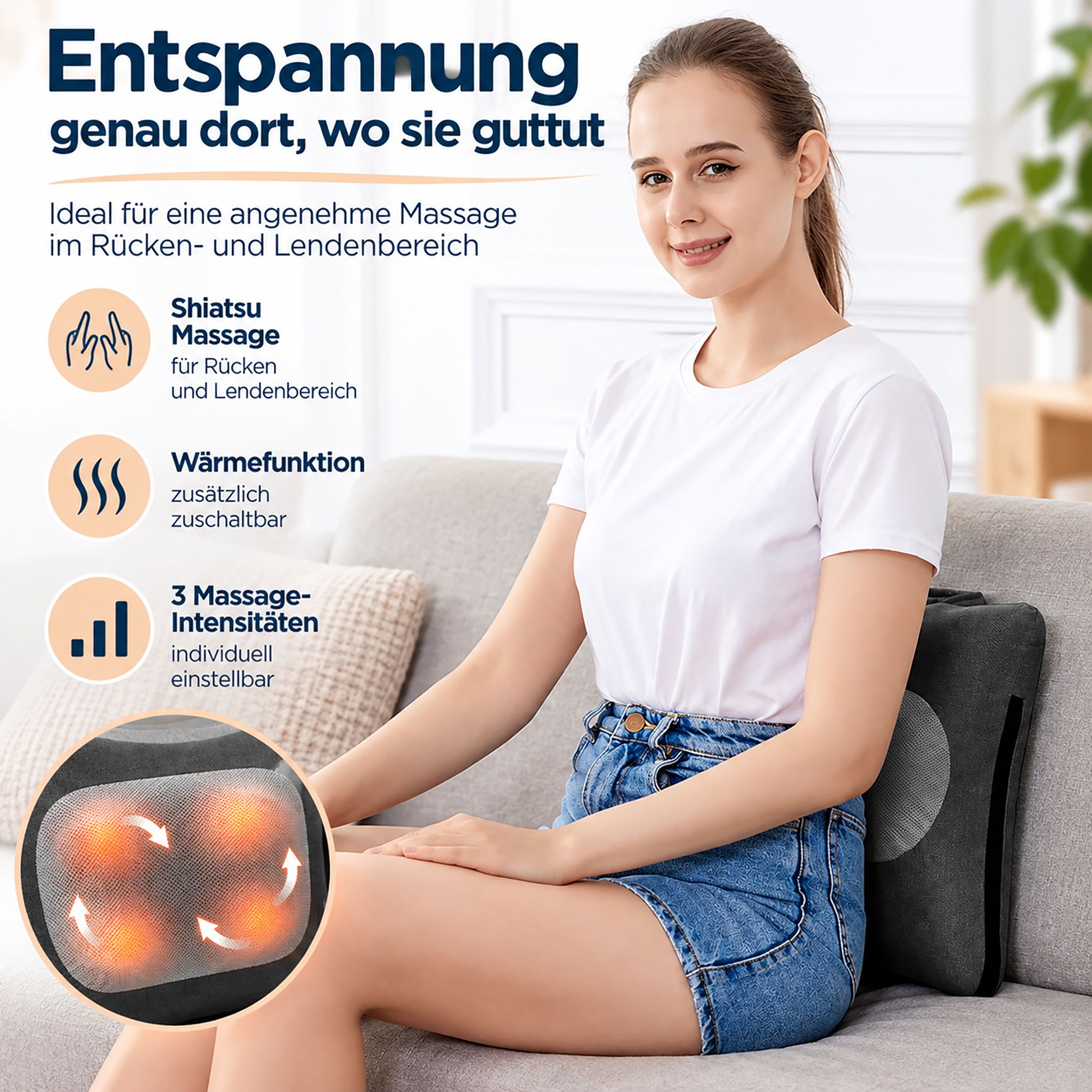 Frau sitzt auf einem Sofa mit einem Shiatsu-Massagekissen im Rückenbereich, das für Rücken- und Lendenmassage beworben wird.