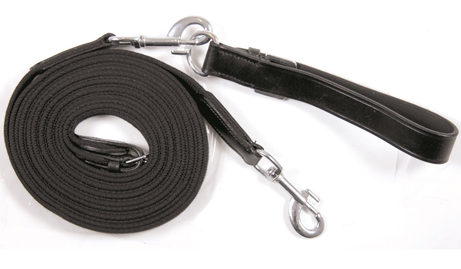 Schwarzer Gurtschlaufzügel mit Ledergriffen und Karabinerhaken. Aufgerolltes Gurtband.
