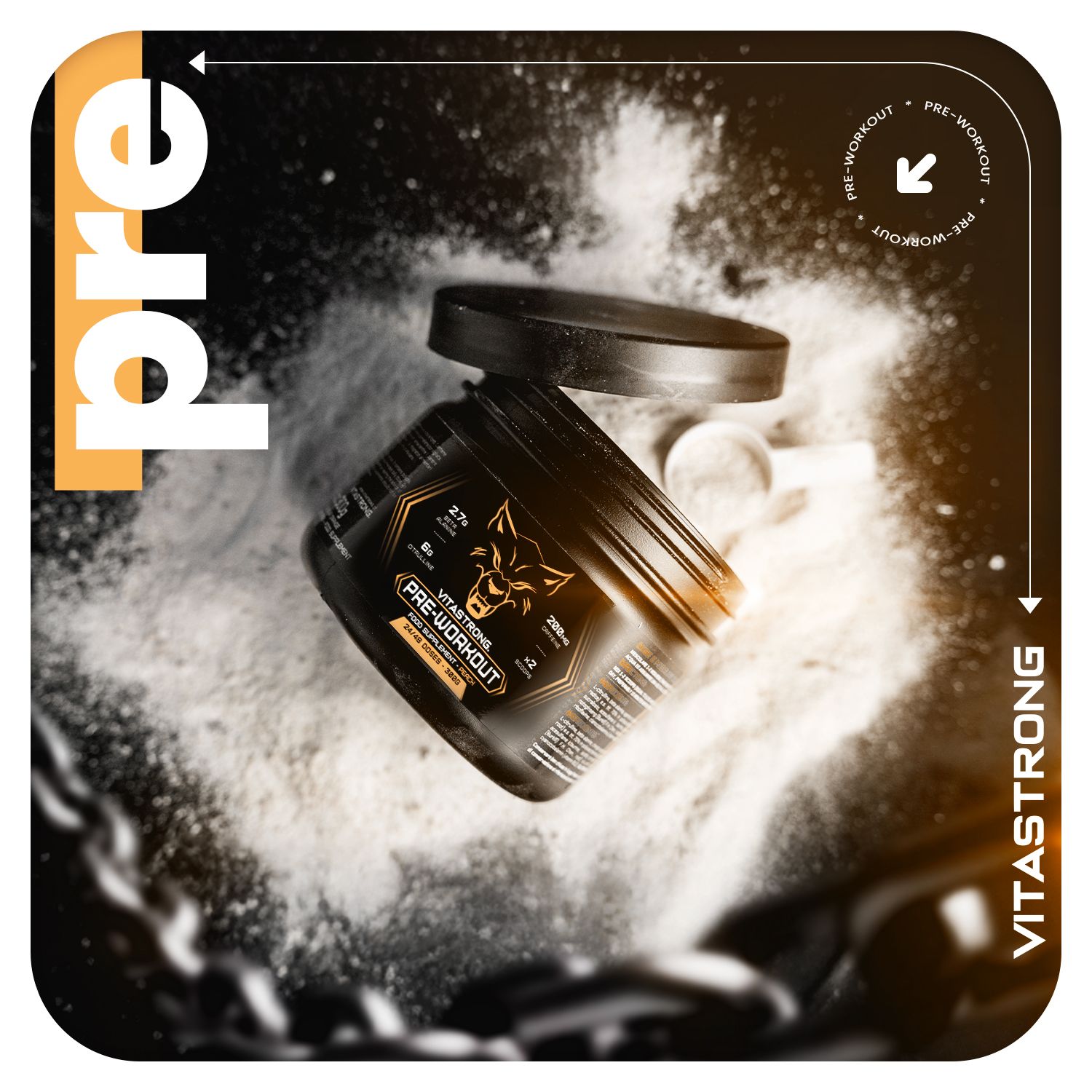 Schwarze Dose Vitastrong Pre-Workout, Wolfslogo, auf Pulver. Deckel daneben. Weißer Messlöffel.