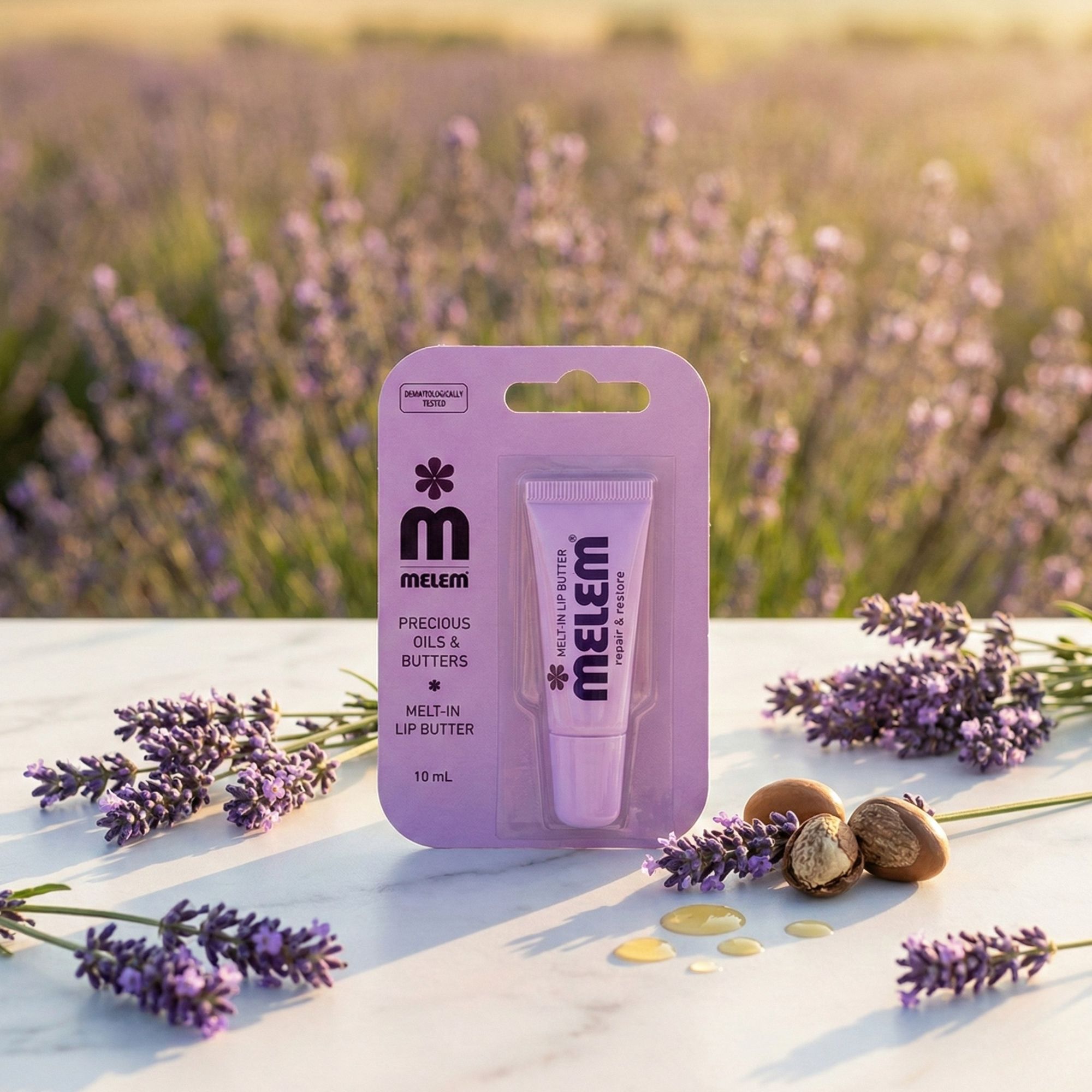 Verpackung mit lila Tube. Aufschrift "Melem", "Precious Oils & Butters", "Melt-In Lip Butter". Lavendel und Nüsse.