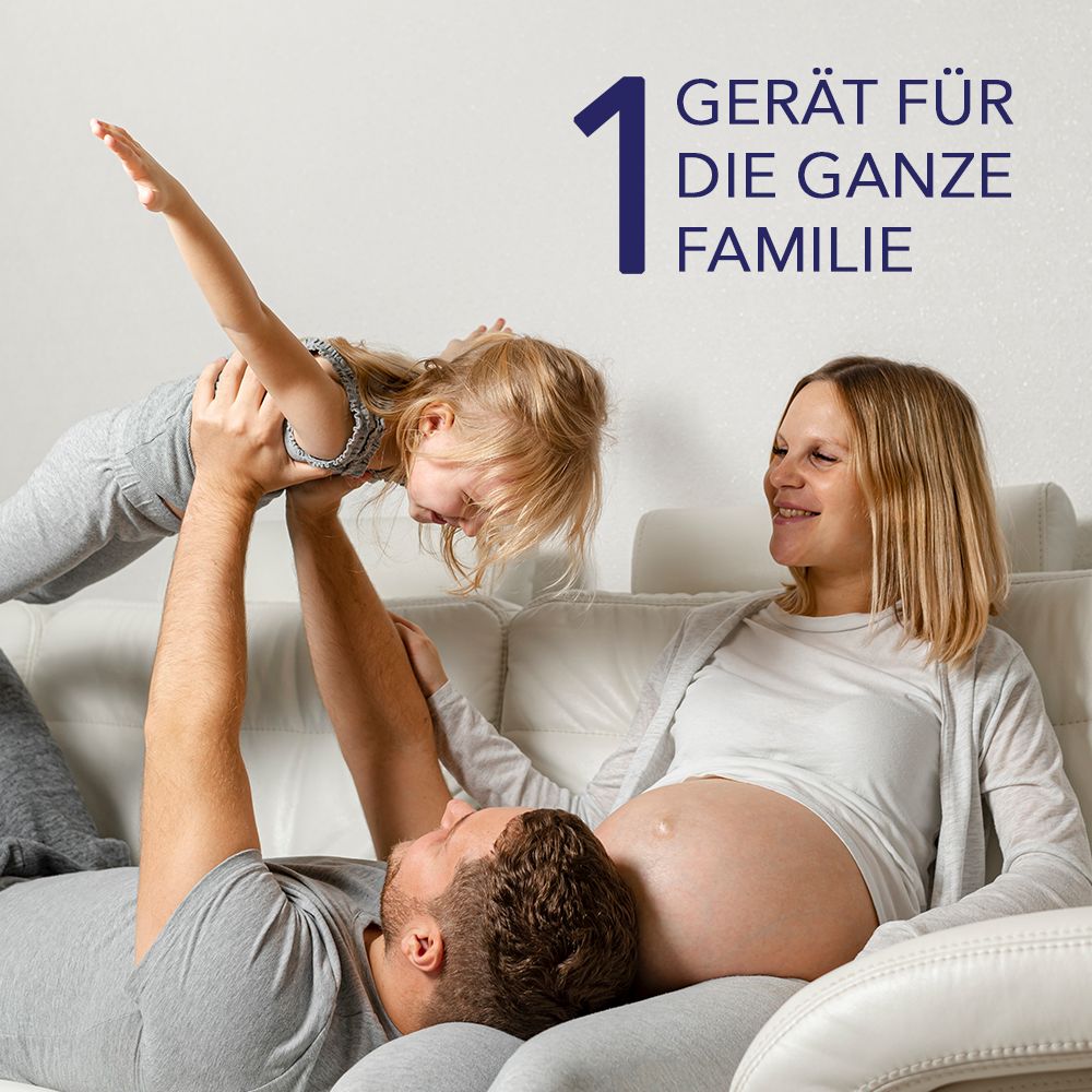 Familie auf Sofa. Vater hebt Kind hoch. Schwangere Mutter lächelt. Text: 1 GERÄT FÜR DIE GANZE FAMILIE.