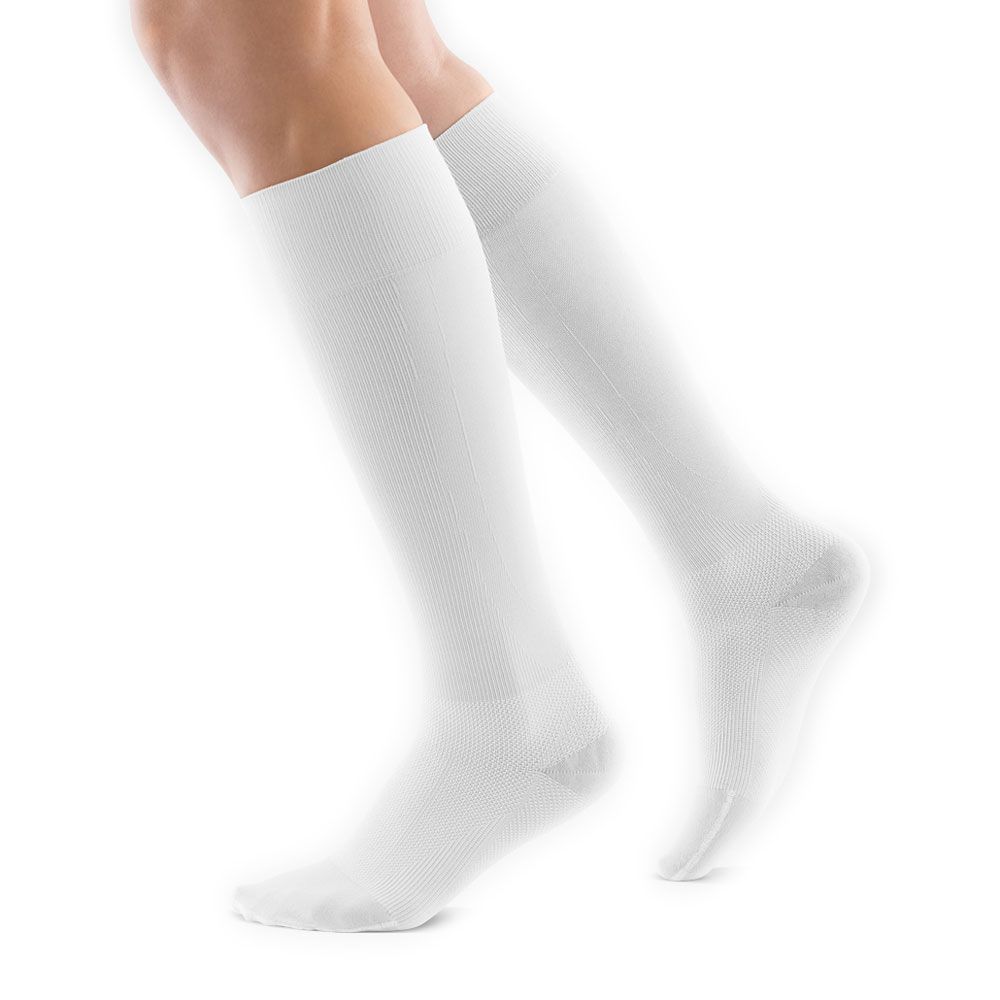 Weiße Kompressionssocken. Kniehoch, geripptes Material. Für Sport und Bewegung.