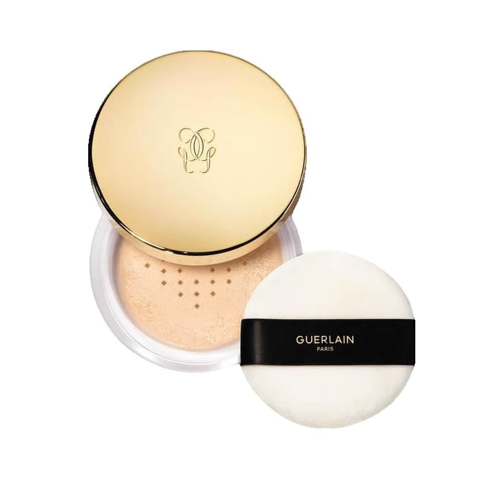 Offene Puderdose mit goldenem Deckel und Puderquaste. Aufschrift: GUERLAIN PARIS auf dem Band der Quaste.