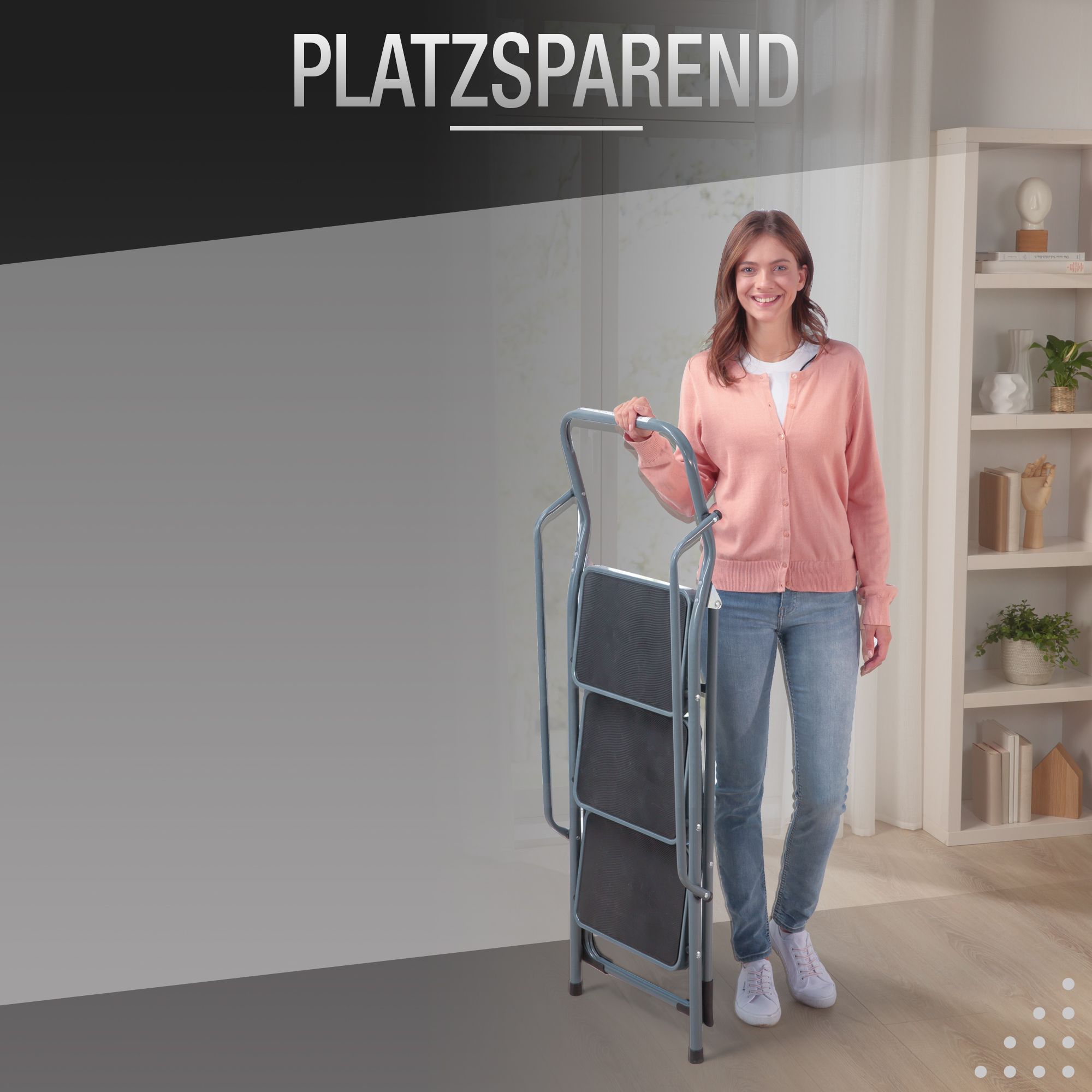 Graue 3-Stufen-Leiter, zusammengeklappt. Frau hält die Leiter. Platzsparend.