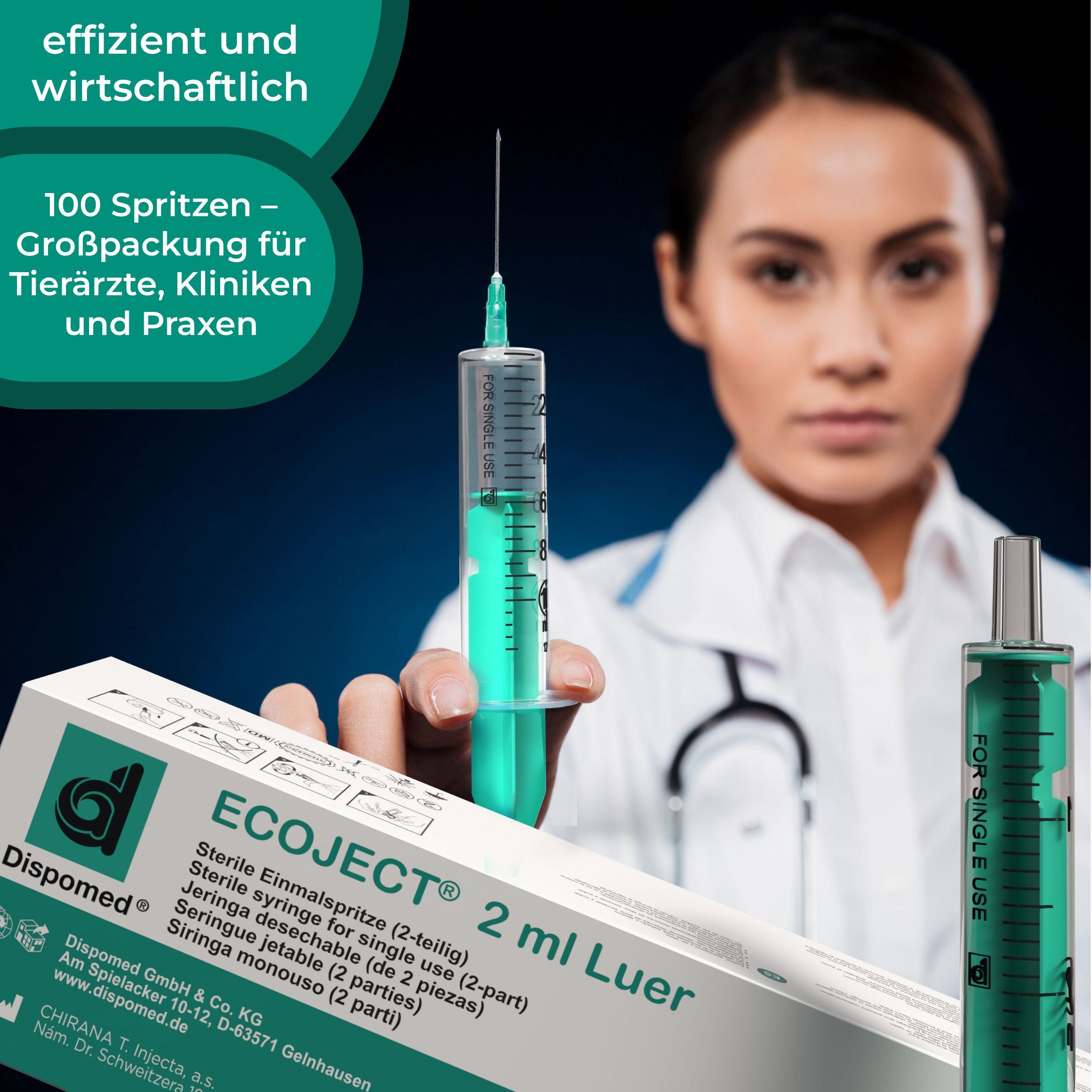Spritze mit Nadel, gehalten von einer Person. Verpackung mit Aufschrift ECOJECT 2 ml Luer.