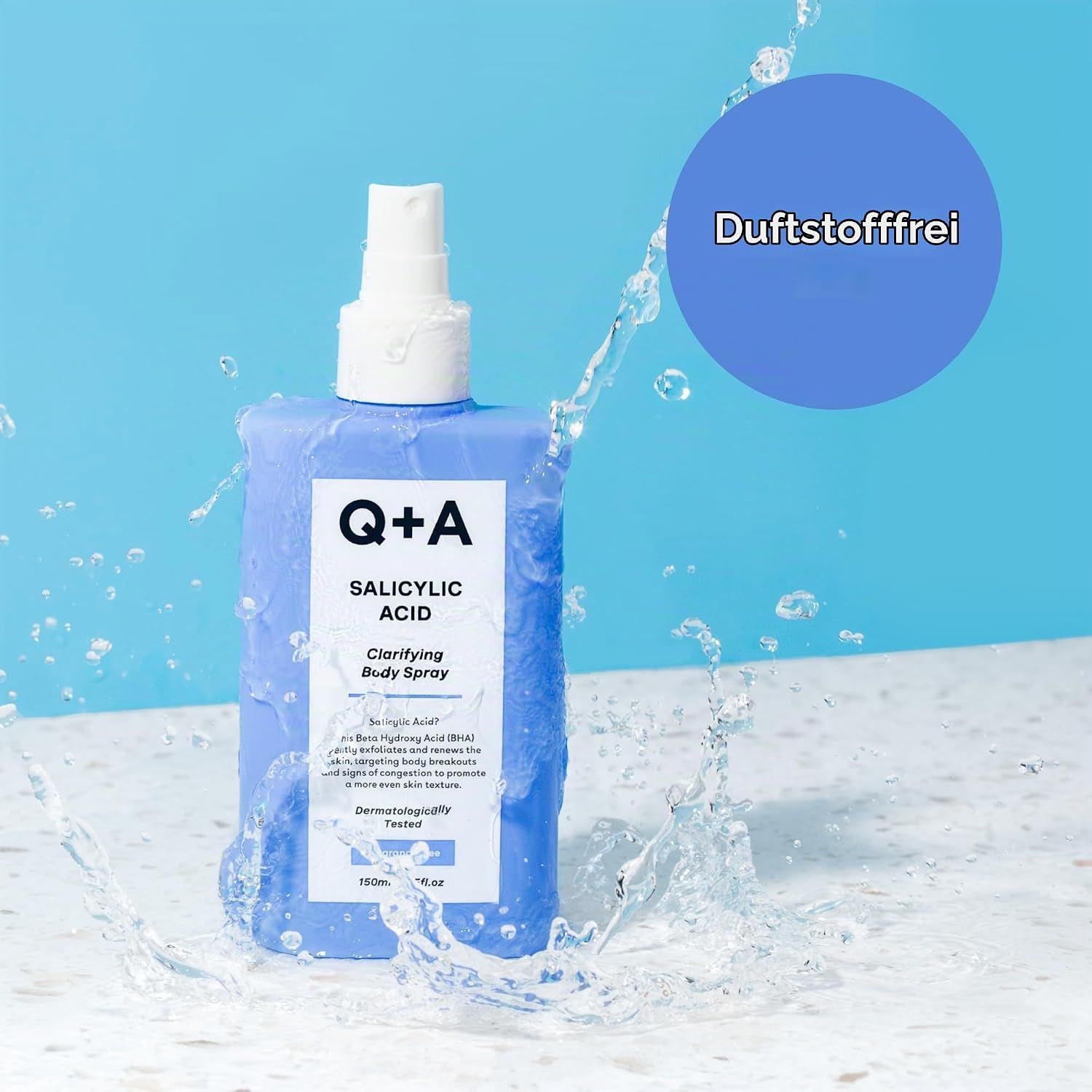 Q+A Salicylic Acid Clarifying Body Spray in einer blauen Sprühflasche, umgeben von Wasser.