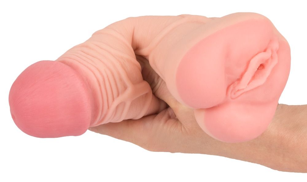 Masturbator in Hand gehalten. Beige und rosa. Geformt wie ein Penis mit Öffnung.