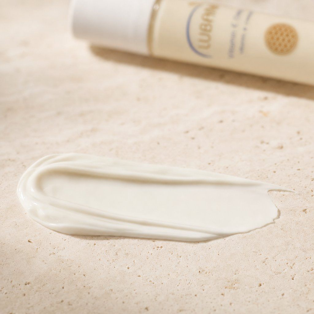 Creme-Spur von Lubana Vitamin E Creme auf Stein.