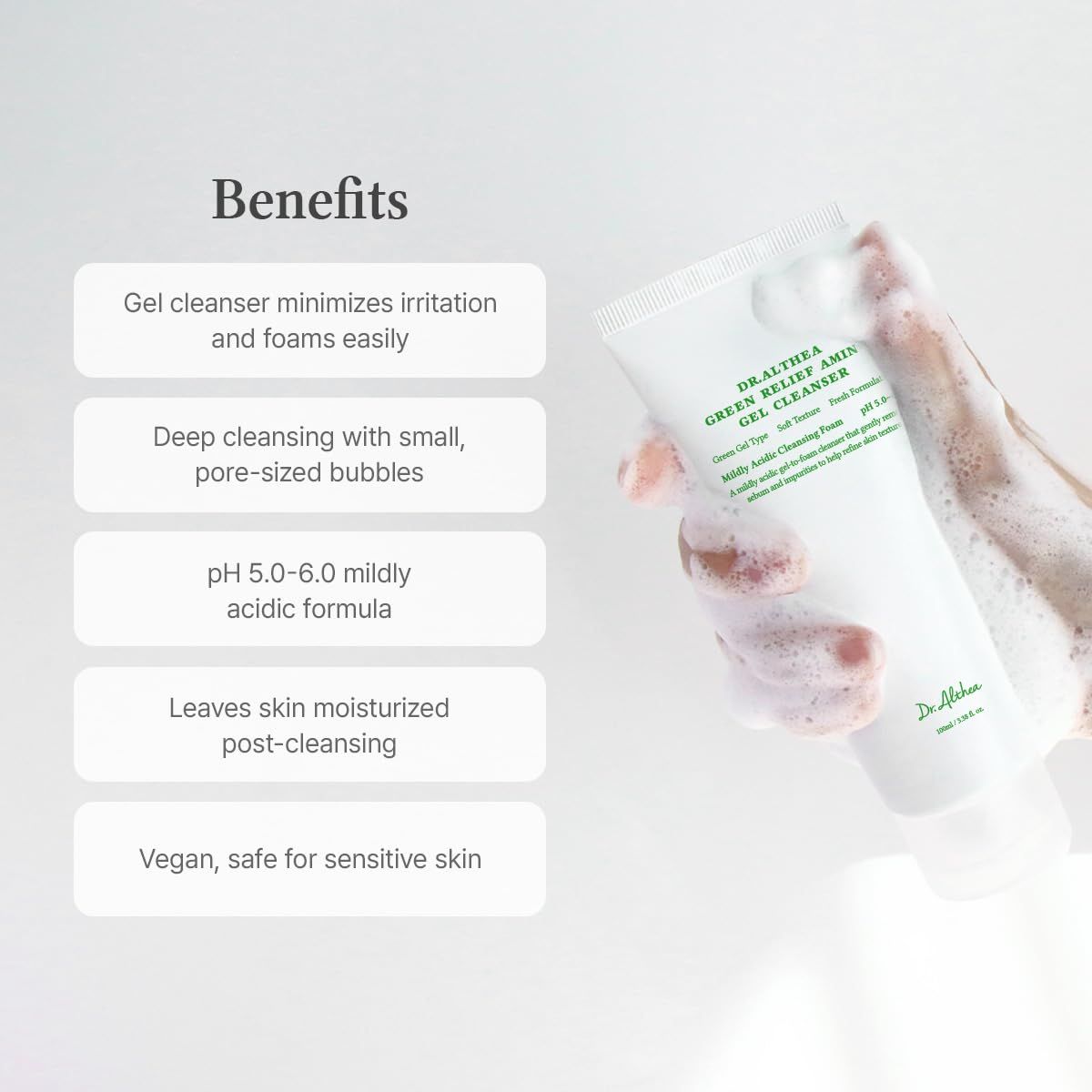 Hand hält eine Tube Dr. Althea Green Relief Amino Gel Cleanser, Schaum bildet sich.