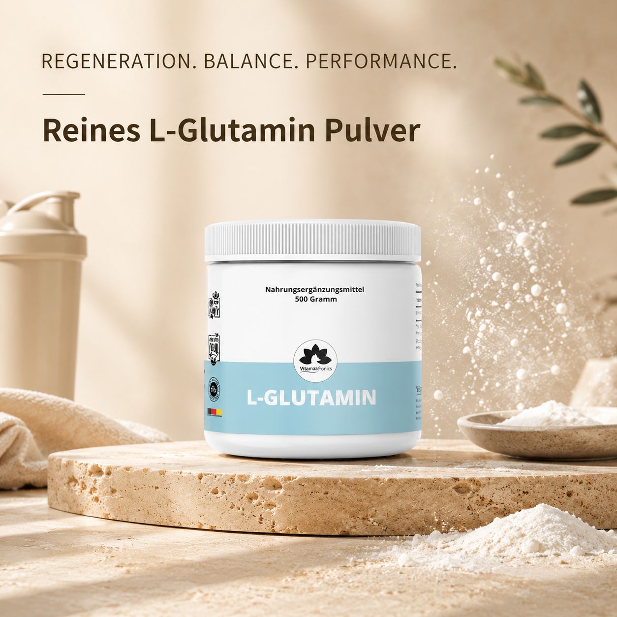 Dose L-Glutamin Pulver 500g auf Steinsockel, umgeben von Streudekor. Text: Regeneration. Balance. Performance.