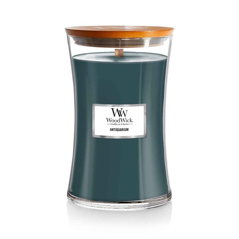 Kerze mit Holzdocht, blaugrünem Wachs, Glasbehälter, Holzdeckel. Label mit "WoodWick Antiquarium".