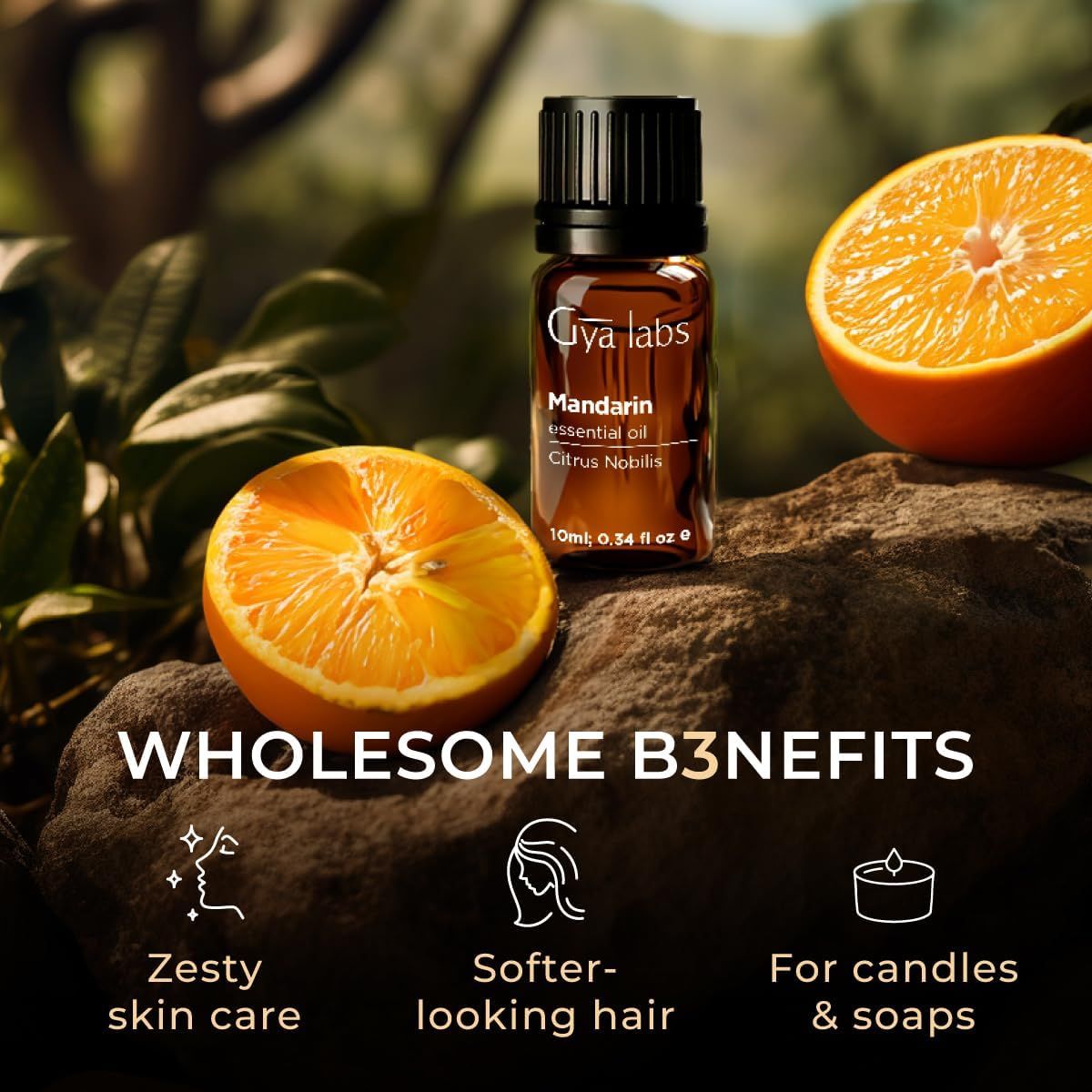 Braune Glasflasche mit schwarzem Deckel, neben halbierten Orangen auf einem Stein. Text: „Gya labs Mandarin essential oil“.
