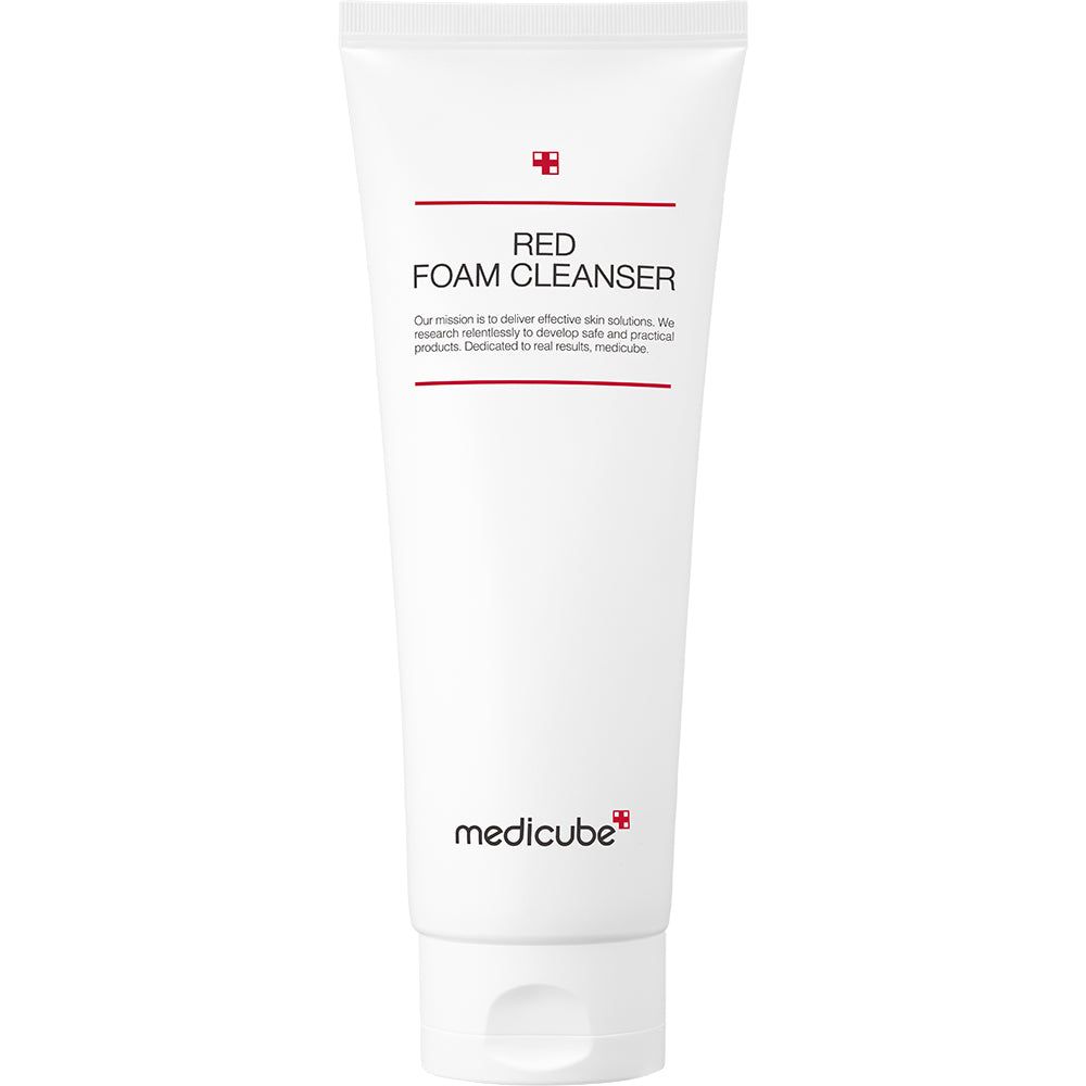 Weiße Tube mit rotem Text: RED FOAM CLEANSER. Marke: medicube. Auf weißem Hintergrund.
