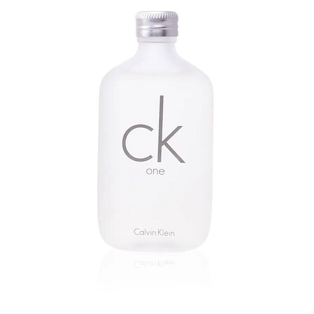 Parfümflasche mit silbernem Verschluss, Schriftzug ck one und Calvin Klein. Flasche aus Glas.